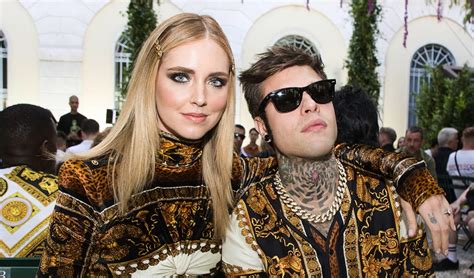 Pantaloni Primavera 2021: quelli Versace del look Fedez a Sanremo